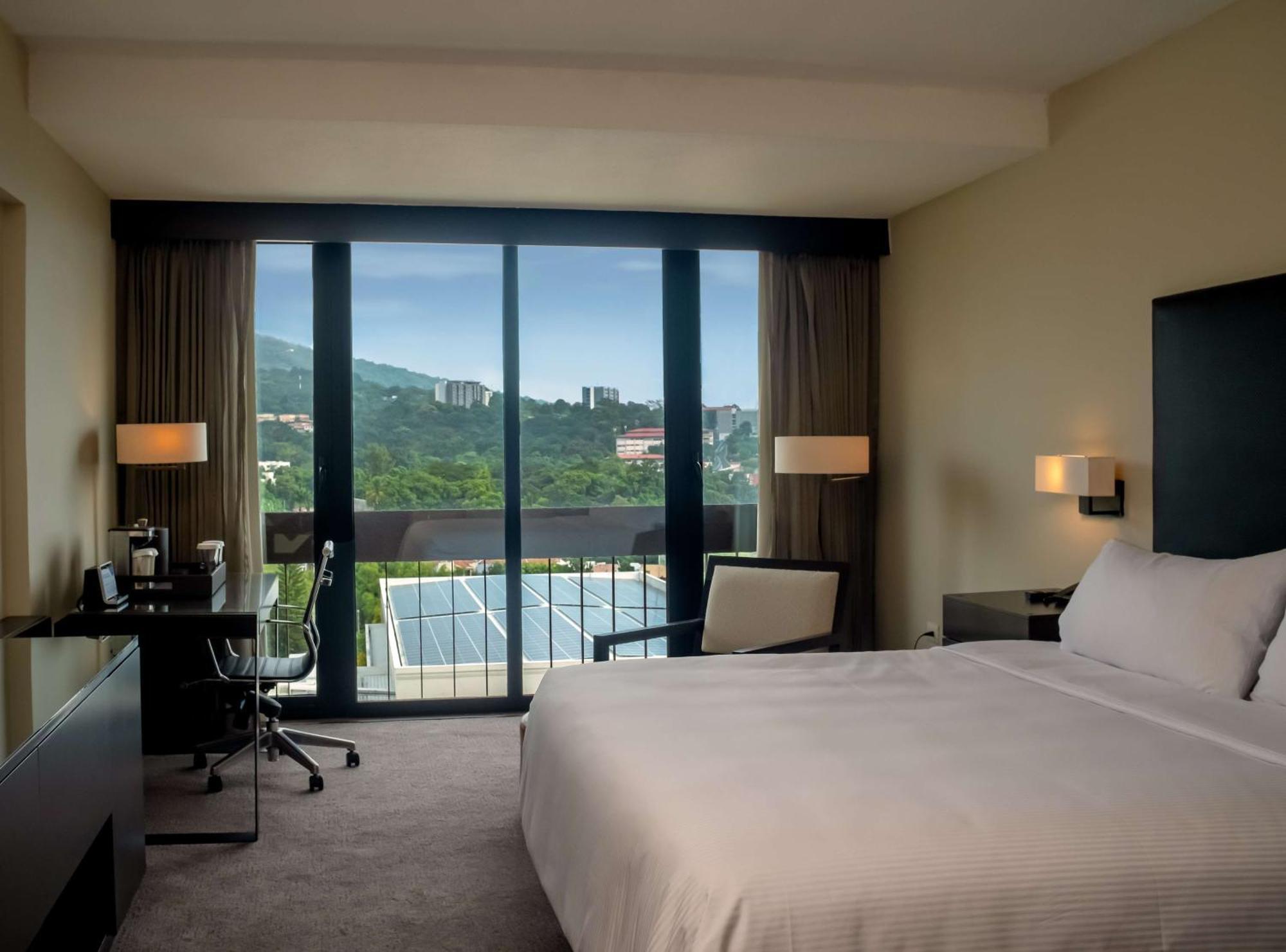 Hilton San Salvador Hotel Bagian luar foto